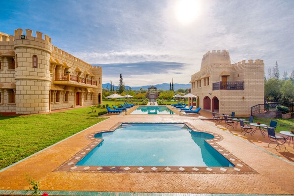 2 من حمّامات السباحة الخارجية