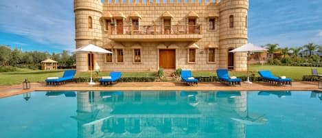 2 outdoor pools