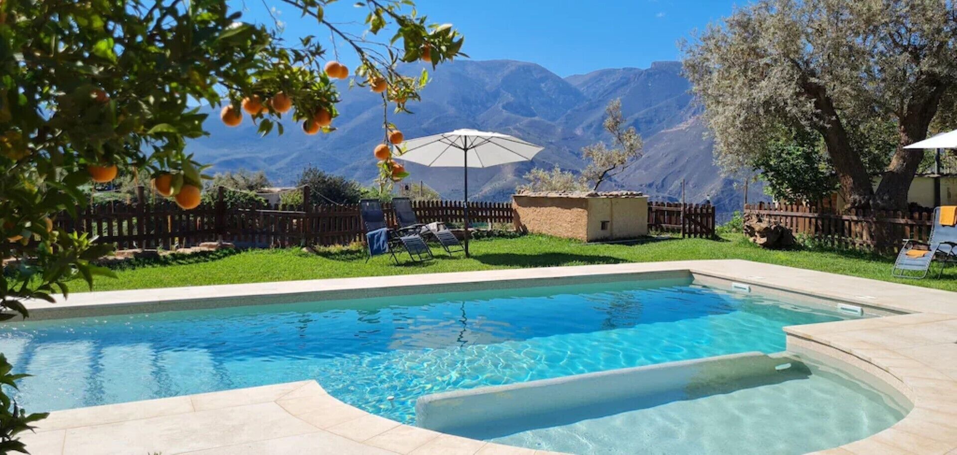 Una piscina al aire libre