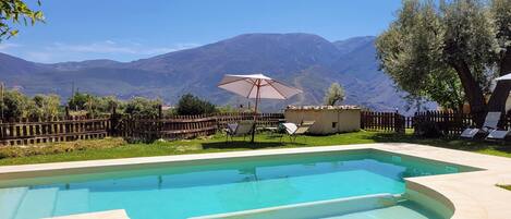 Una piscina al aire libre