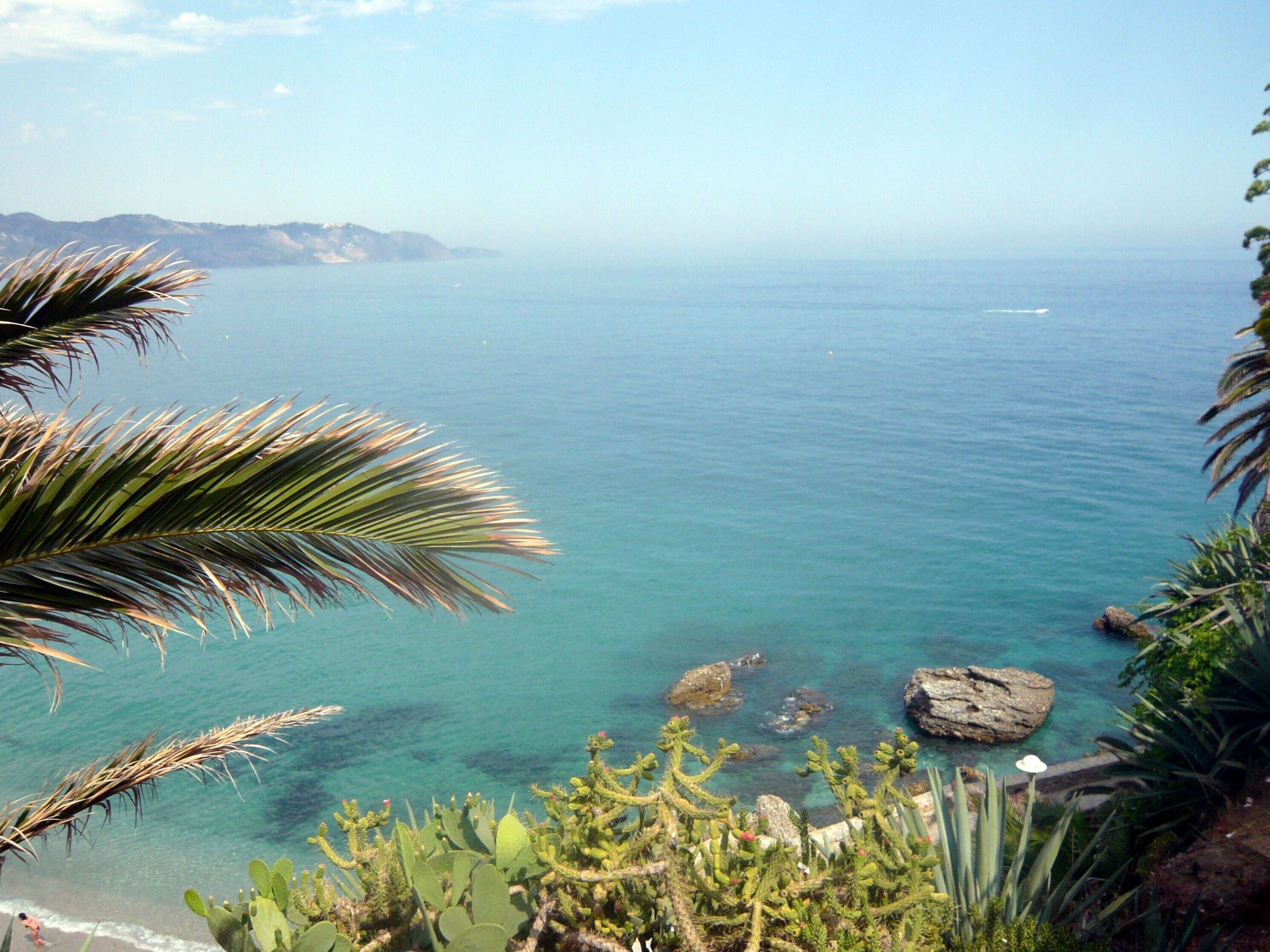 Beach nearby, sun-loungers, beach towels