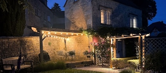 Rose Cottage, Rodborough - sleeps 6 guests in 3 bedrooms