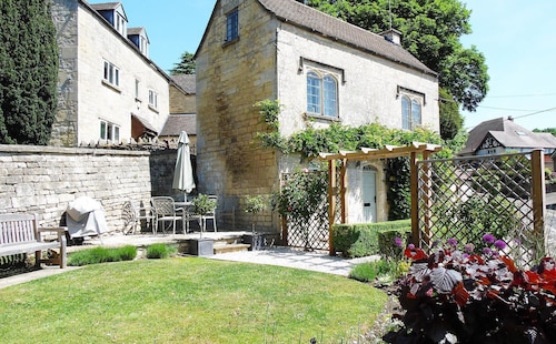 Rose Cottage, Rodborough - sleeps 6 guests in 3 bedrooms