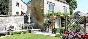 Rose Cottage, Rodborough - sleeps 6 guests  in 3 bedrooms