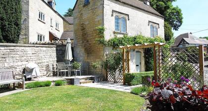 Rose Cottage, Rodborough - sleeps 6 guests in 3 bedrooms