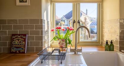 Rose Cottage, Rodborough - sleeps 6 guests in 3 bedrooms