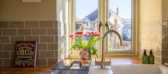 Rose Cottage, Rodborough - sleeps 6 guests in 3 bedrooms