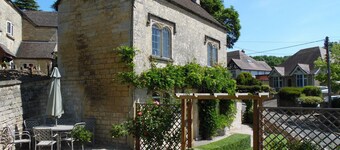 Rose Cottage, Rodborough - sleeps 6 guests  in 3 bedrooms