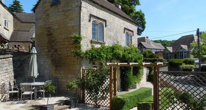 Rose Cottage, Rodborough - sleeps 6 guests in 3 bedrooms