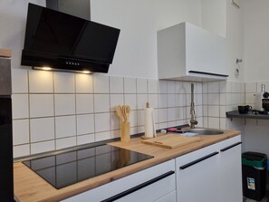 Jääkaappi, uuni, liesi, astianpesukone