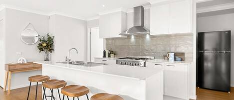 Frigorífico, microondas, horno y placa de cocina