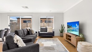 Fernseher, Tischtennisplatte, Bücher