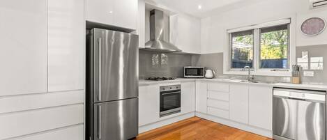 Réfrigérateur, micro-ondes, four, plaque de cuisson