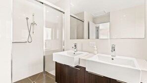 Bathtub, hair dryer - Thompson's Retreat in Cowes (Cowes)