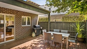 Outdoor dining - Thompson's Retreat in Cowes (Cowes)