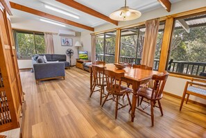 Dining - Braeview: Sitting among the tree tops in a peaceful bush setting (Lakes Entrance)