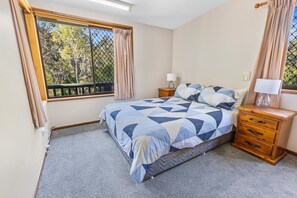 2 bedrooms, iron/ironing board, bed sheets - Braeview: Sitting among the tree tops in a peaceful bush setting (Lakes Entrance)