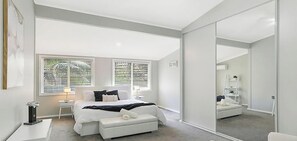 3 bedrooms, iron/ironing board, bed sheets