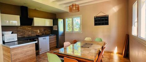 Frigorífico, microondas, horno y placa de cocina