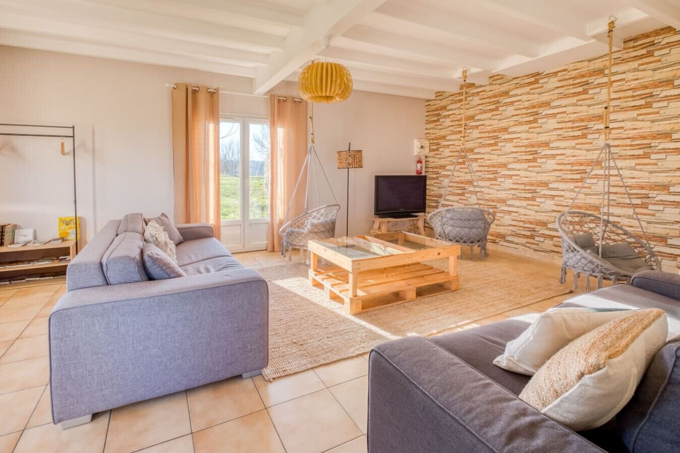 TV connectée, baby-foot, livres