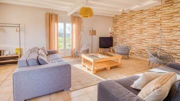 TV connectée, baby-foot, livres