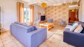 Una Smart TV, un futbolín, libros