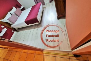 Escritorio, tabla de planchar con plancha, cuna de viaje y wifi gratis 