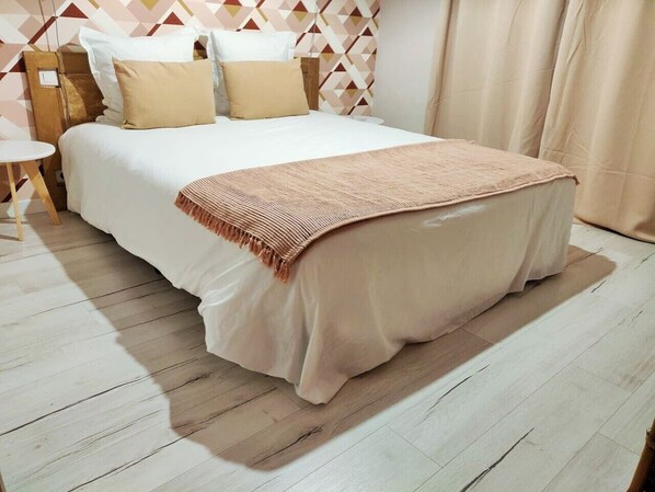 Escritorio, tabla de planchar con plancha, cuna de viaje y wifi gratis 