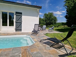 Alberca techada y alberca al aire libre