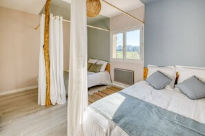 Escritorio, tabla de planchar con plancha, cuna de viaje y wifi gratis 