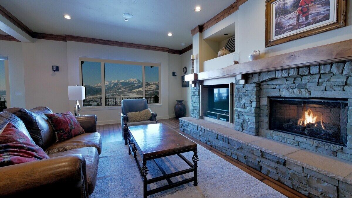 Smart TV, fireplace, DVD player, stereo