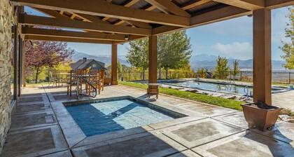 Luxurious Mountain Home with 7 BRs private hot tub