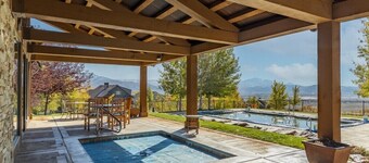 Luxurious Mountain Home with 7 BRs private hot tub