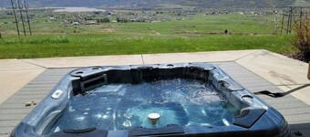 Luxurious Mountain Home with 7 BRs private hot tub