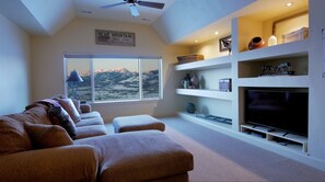 Smart TV, chimenea, reproductor de DVD y estéreo 