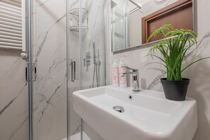Dusche, Haartrockner, Bidet, Handtücher