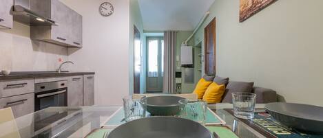 Kühlschrank, Mikrowelle, Ofen, Geschirrspüler