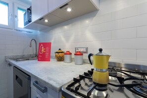 Frigorifero, microonde, forno, lavastoviglie