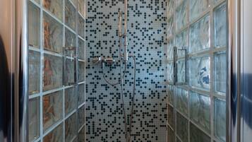 Dutxa, assecador de cabells, bidet i tovalloles