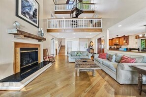 TV - 5 Bathrooms, 2 Flex Rooms, 3½ Bathrooms!  Sandy Beach, Pet Friendly, Hot Tub, Fire Pit & Wifi! (Huddleston)
