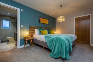 4 bedrooms, iron/ironing board, bed sheets