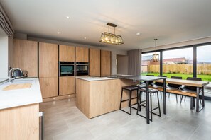 ثلاجة، ميكروويف، فرن، غسالة أطباق