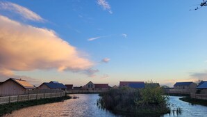 Uitzicht op een rivier met houten gebouwen en een klein eiland.