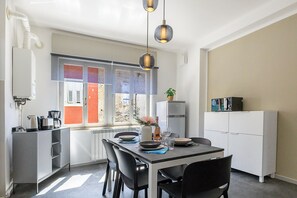 Family Apartment, Multiple Bedrooms (Appartamento Fabio Few Min From Lake) | Dining