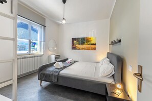 Familienapartment, 2 Schlafzimmer (Appartamento Fabio Few Min From Lake) | 2 Schlafzimmer, kostenloses WLAN, Bettwäsche