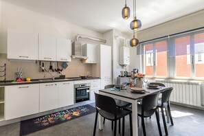 Familie appartement, meerdere slaapkamers (Appartamento Fabio Few Min From Lake) | Privékeuken | Een koelkast, een microgolfoven, een oven, een kookplaat