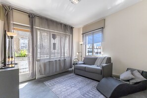 Familie appartement, meerdere slaapkamers (Appartamento Fabio Few Min From Lake) | Woonruimte | Een 21-inch smart-tv met kabelzenders