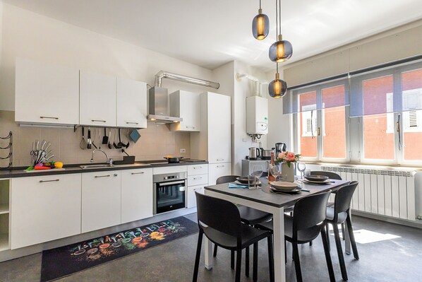 Familienapartment, 2 Schlafzimmer (Appartamento Fabio Few Min From Lake) | Eigene Küche | Kühlschrank, Mikrowelle, Ofen, Herdplatte