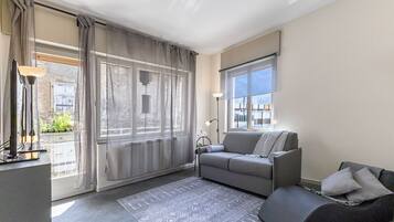 Apartamento família, vários quartos (Appartamento Fabio Few Min From Lake) | Área de estar | Smart TV 21 polegadas com canais a cabo