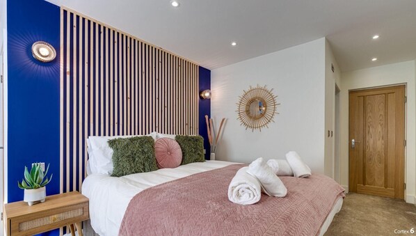 1 chambre, fer et planche à repasser, lit de bébé portatif